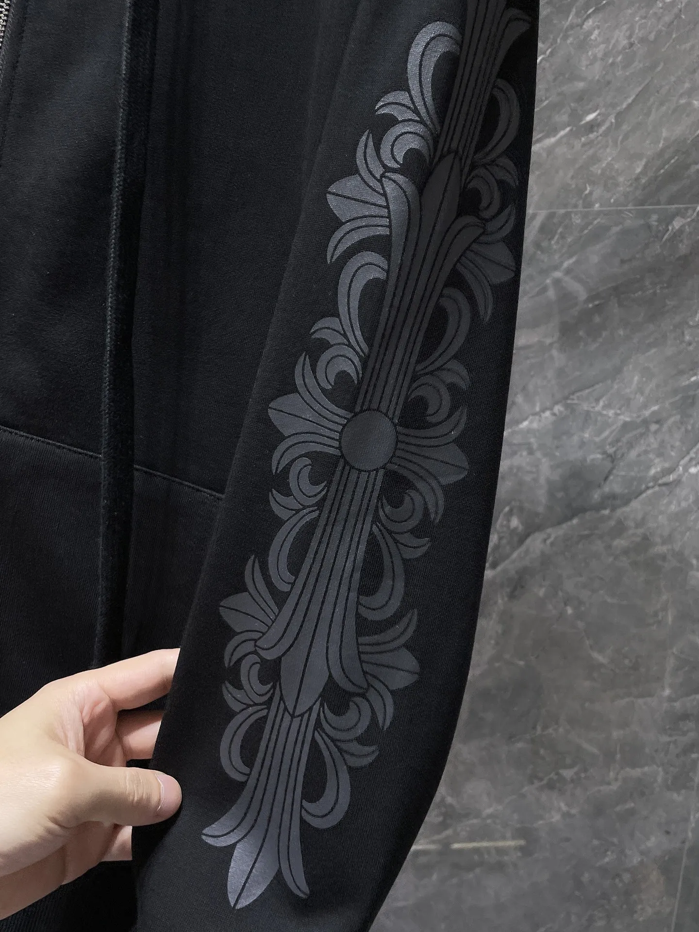 Q22—P230 -Chrome Hearts/Chrome Hearts printed zipper sweatshirt cardigan jacket -420 grams of high-density, high-quality wool, soft, delicate and skin-friendly, soft and silky to the touch, warm and skin-friendly -The hardware and zipper accessories are all customized and full of details -Colour: black -Size: S M L XL